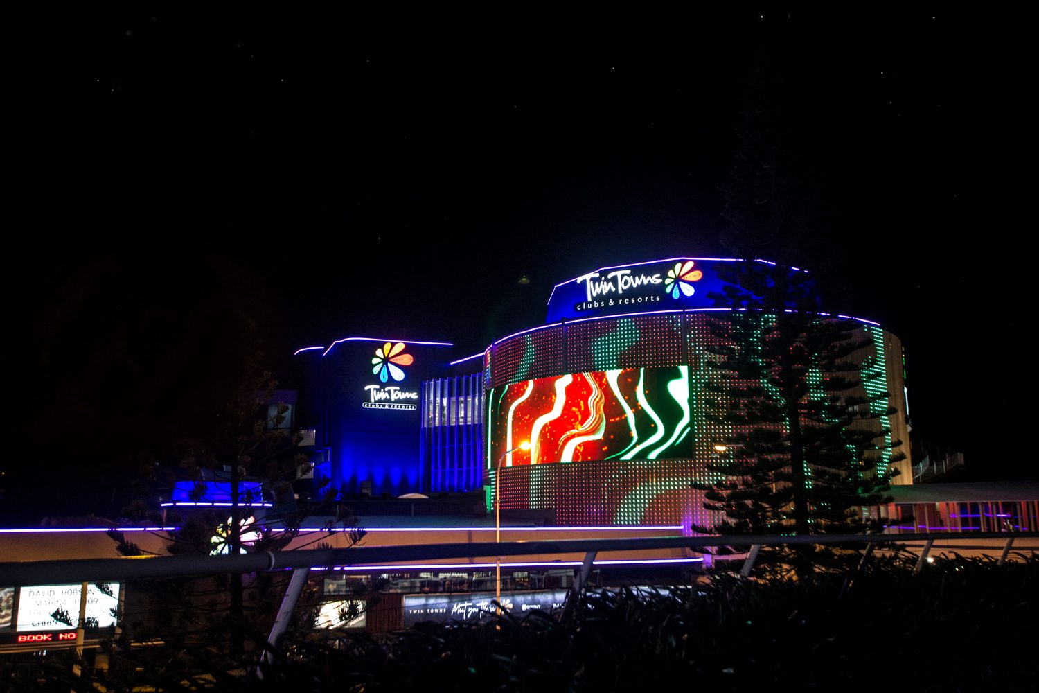 Twin Towns Clubs and Resorts Outdoor LED Building Facade Lighting and Curved LED Screen