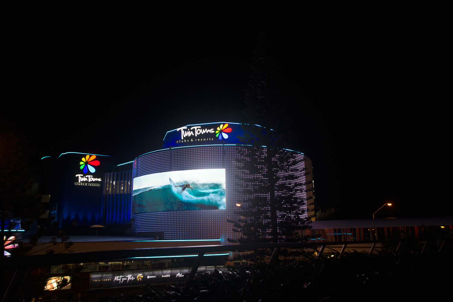 Twin Towns Clubs and Resorts Outdoor LED Building Facade Lighting and Curved LED Screen