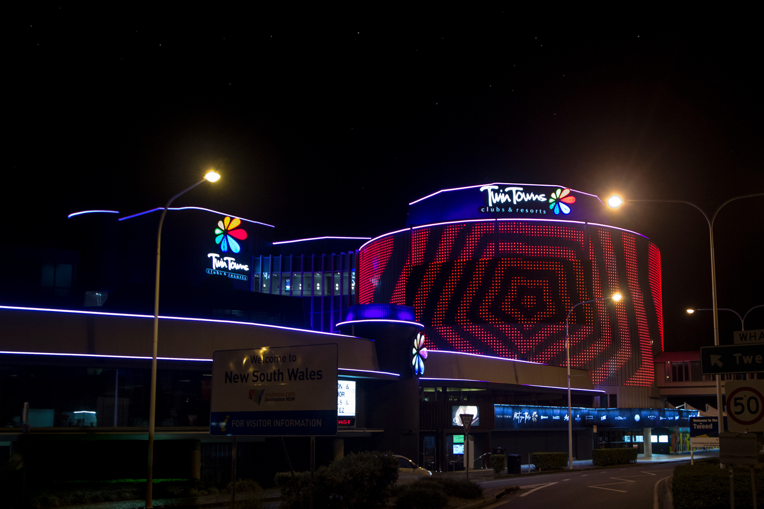 Twin Towns Clubs and Resorts Outdoor LED Building Facade Lighting and Curved LED Screen