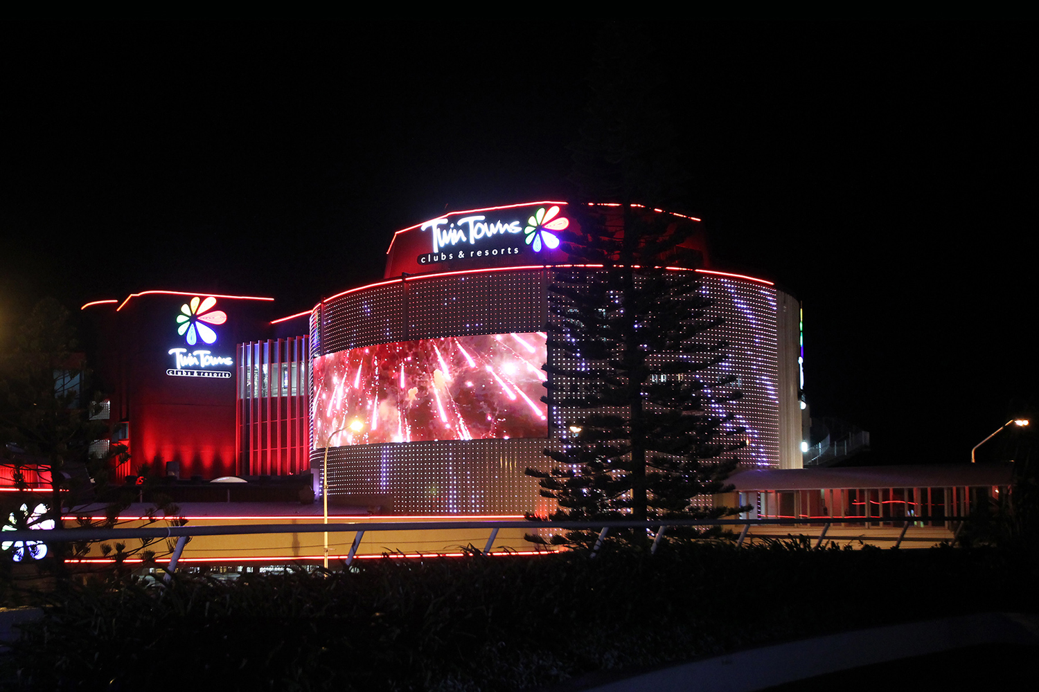 Twin Towns Clubs and Resorts Outdoor LED Building Facade Lighting and Curved LED Screen