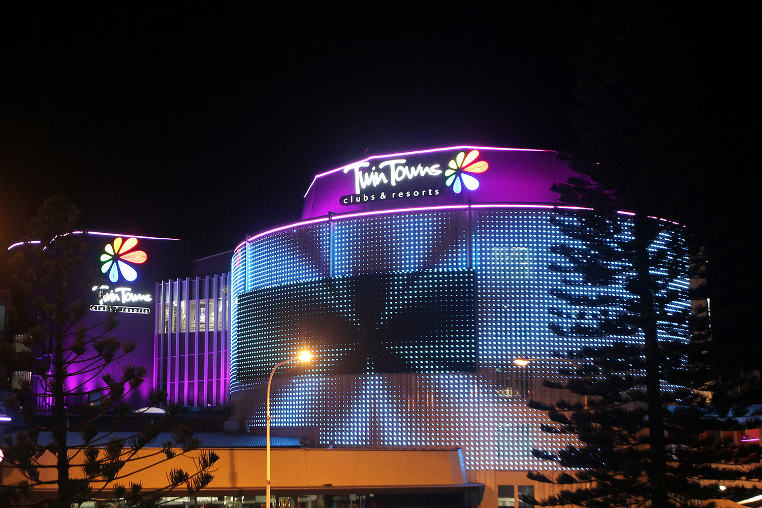 Twin Towns Clubs and Resorts Outdoor LED Building Facade Lighting and Curved LED Screen