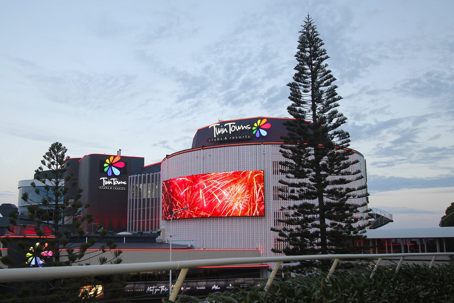 Twin Towns Clubs and Resorts Outdoor LED Building Facade Lighting and Curved LED Screen