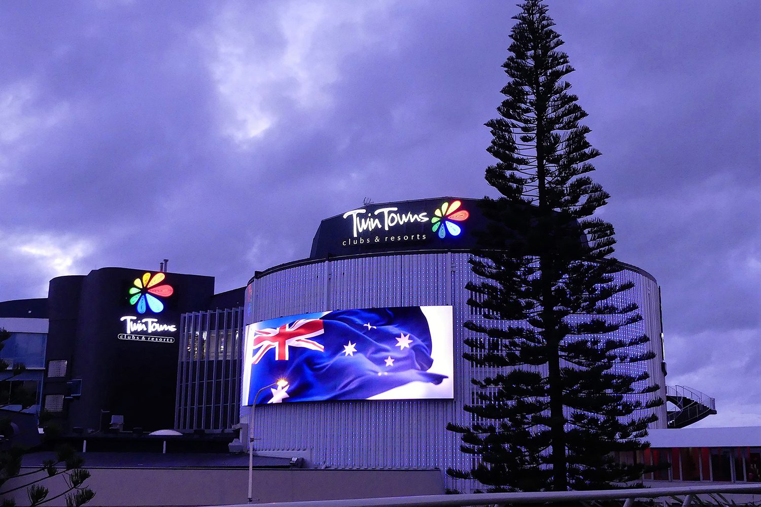 Twin Towns Clubs and Resorts Outdoor LED Building Facade Lighting and Curved LED Screen