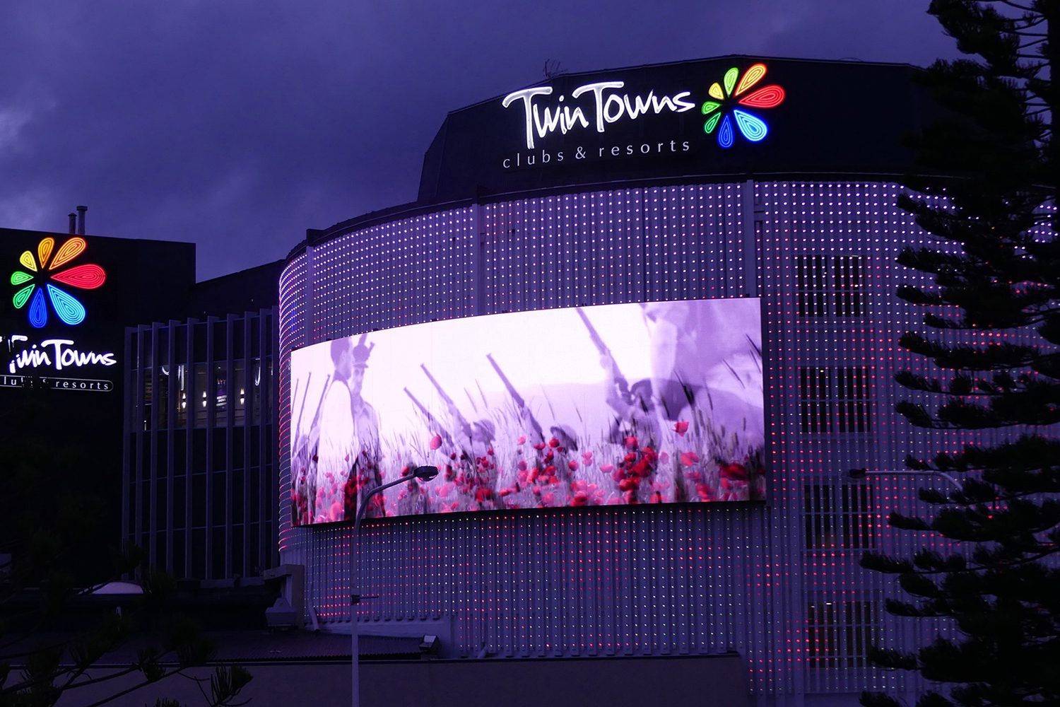 Twin Towns Clubs and Resorts Outdoor LED Building Facade Lighting and Curved LED Screen